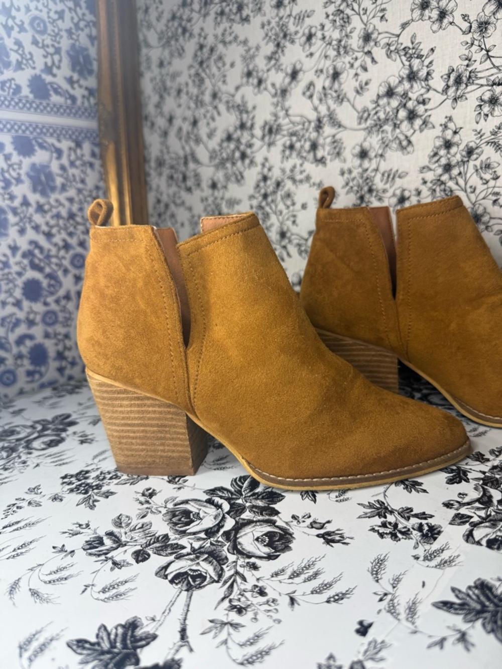 BEAST Havana Cut-Out Suede Booties Sz 7 🤎✨